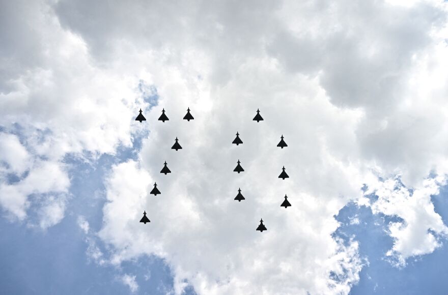 <strong>June 2:</strong> Fighter jets from Britain's Royal Air Force fly in formation to form the number 70 over a Buckingham Palace balcony following the Trooping the Color parade, as part of Queen Elizabeth II's Platinum Jubilee celebrations.