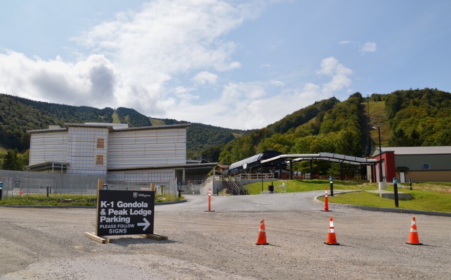 A sign pointing to a lift and lodge