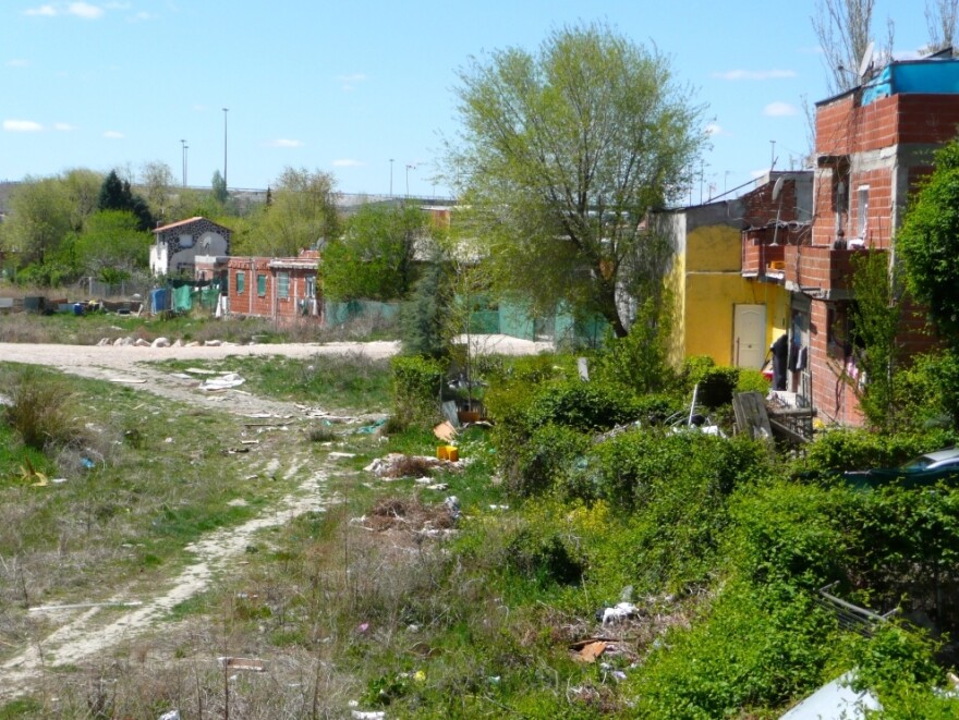 Cañada Real is built on a traditional livestock path and dry riverbed that has been public land for 700 years. Dwellings have existed here for up to 40 years.