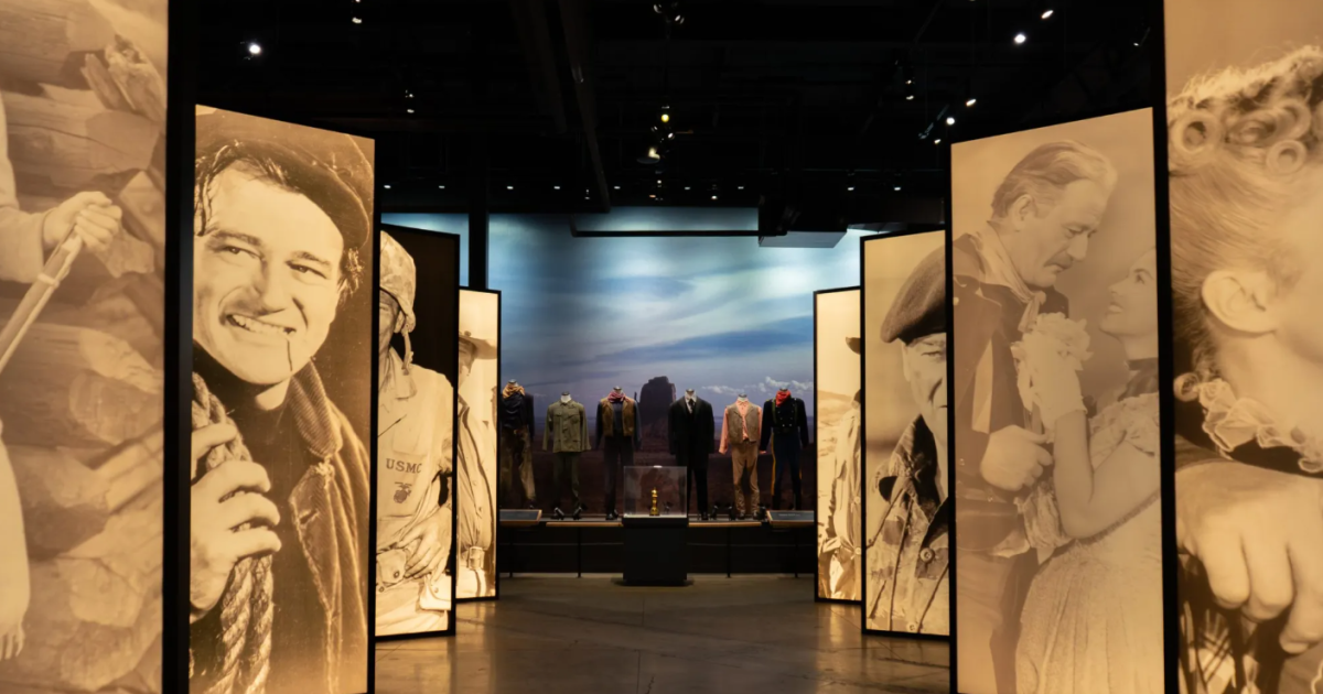 Cómo el museo de John Wayne inmortaliza el legado del Duque en Fort Worth Stockyards