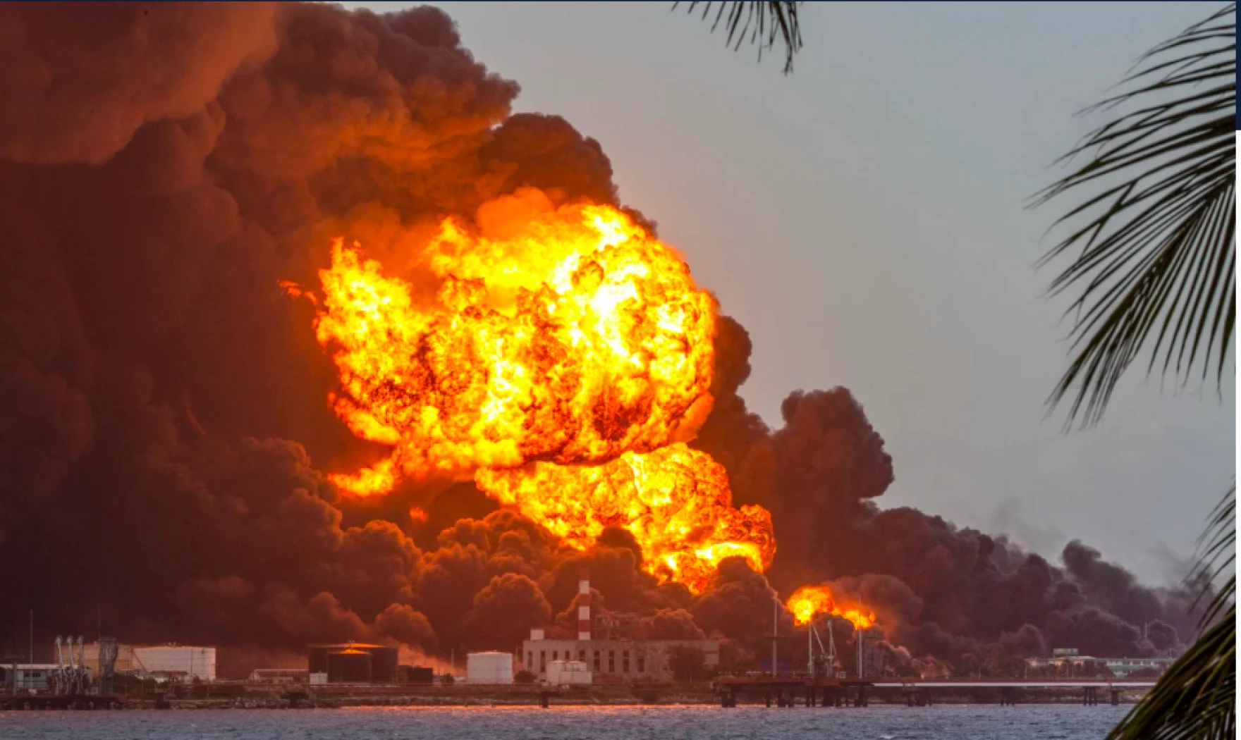 | Bildquelle: https://www.wlrn.org/news/2022-08-19/did-u-s-cuba-dysfunction-prevent-a-quicker-end-to-the-matanzas-oil-fire-disaster © Ismael Francisco/AP | Bilder sind in der Regel urheberrechtlich geschützt Nach einem Blitzeinschlag explodierten auf der Matanzas Supertanker-Basis in Kuba Öllagertanks | Bildquelle: https://www.wlrn.org/news/2022-08-19/did-u-s-cuba-dysfunction-prevent-a-quicker-end-to-the-matanzas-oil-fire-disaster © Ismael Francisco/AP | Bilder sind in der Regel urheberrechtlich geschützt