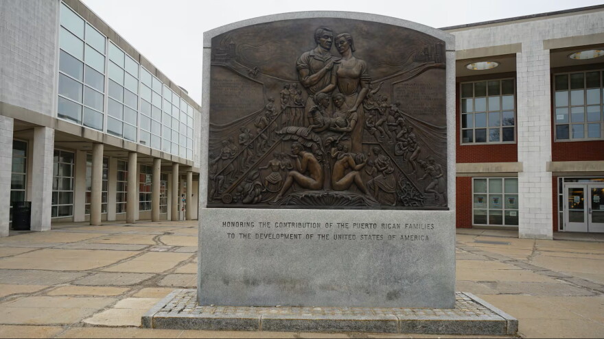 El Monumento a la Familia Puertorriqueña, inaugurado en 2009 en Hartford, Connecticut.