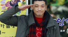 <p>South Korean pop singer Rain gave a military salute to his fans today before entering the army.</p>