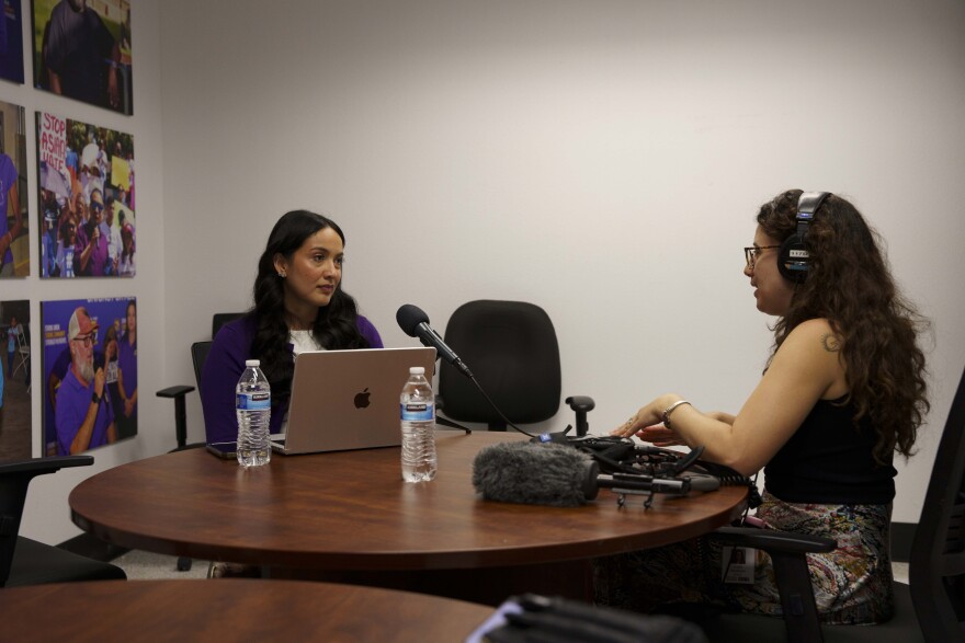 Lucia Starbuck, de KUNR (derecha), entrevista a Natalia Jordan, directora política del Local 1107 de SEIU, en la oficina del sindicato en Las Vegas el 22 de junio de 2026. 