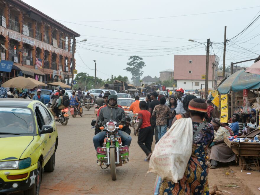 A food market in Bamenda, Cameroon, in November 2017. Authorities say nearly 80 children were abducted by armed men from a school near the city on Sunday night.