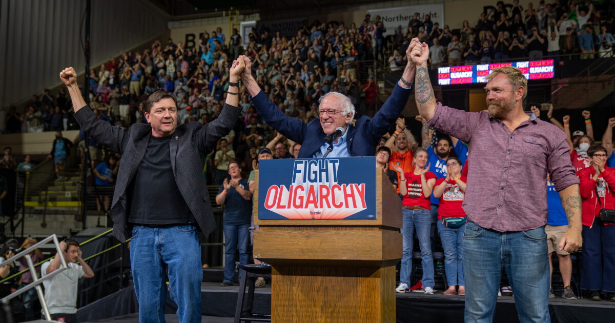 Bernie Rally Fight Bernie Sanders rallies thousands in Portland on 'Fighting Oligarchy ...