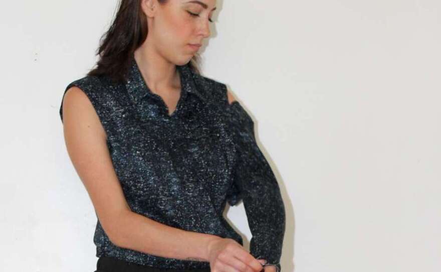 The blouse's sleeves can be worn full-length, short-sleeved or sleeveless.