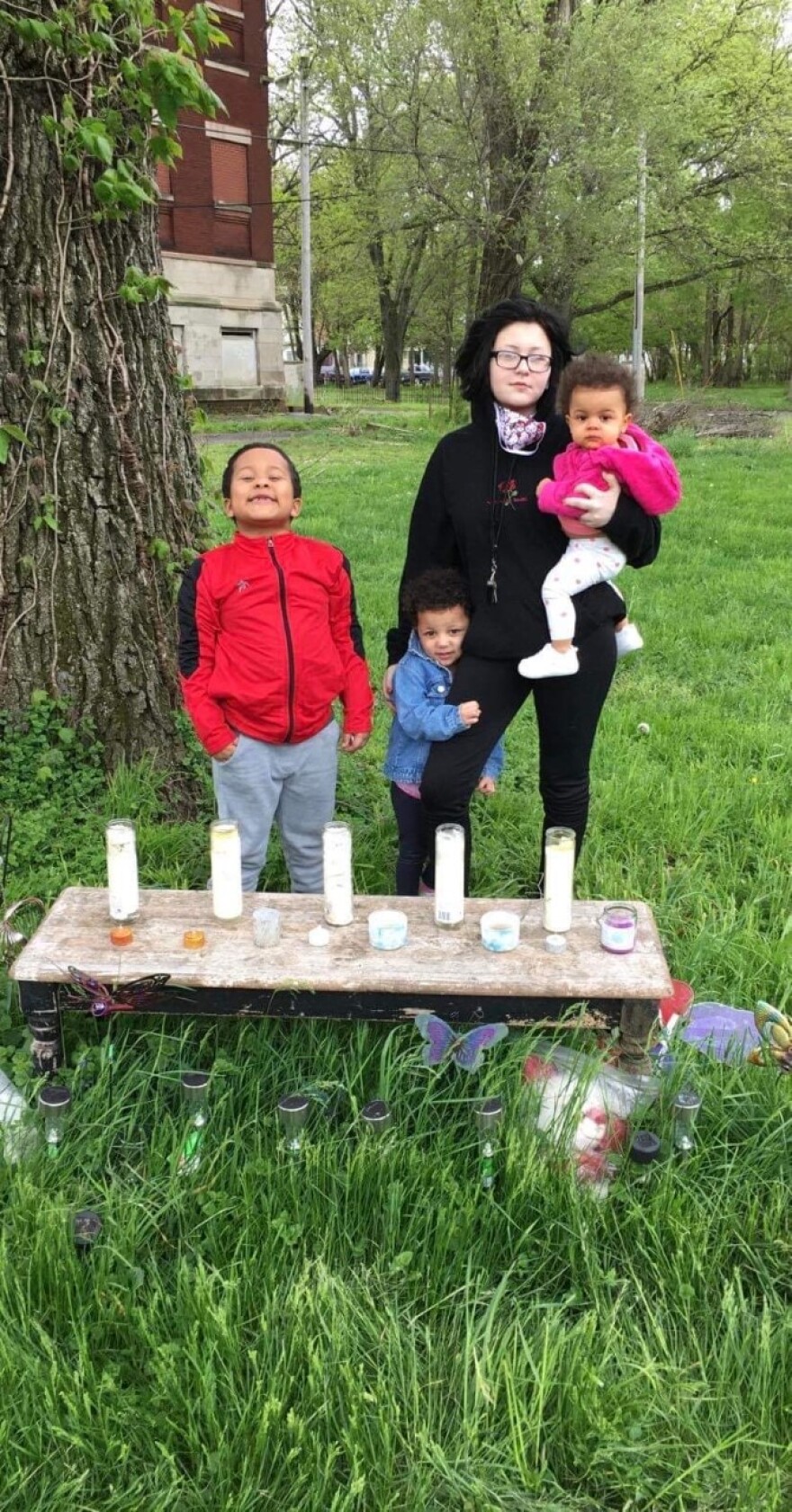 Kayla Fannon's children with a memorial to their mother