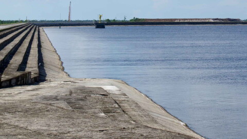  body of blue water to the right of a long bank of grayish sand, much of set up in stairlike levels 