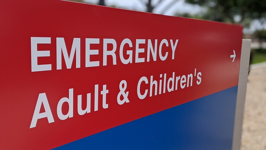 A sign points the way to the emergency department