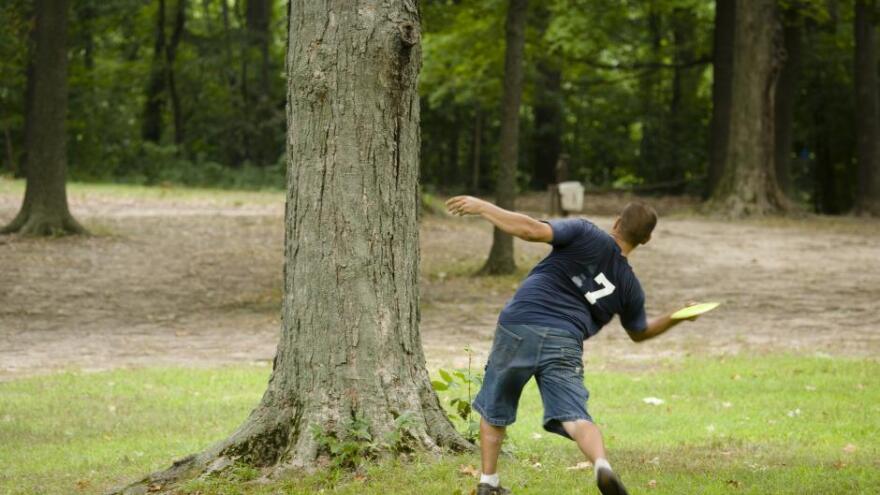 frisbee_golf_64_24aef1ee-02ee-4488-85b1-c41fe0dc8e37.jpg