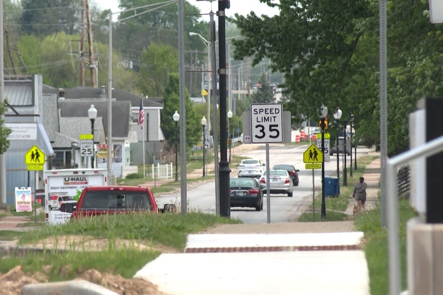 Cars driving along State Road 46 in Ellettsville, with a speed limit sign reading "35."