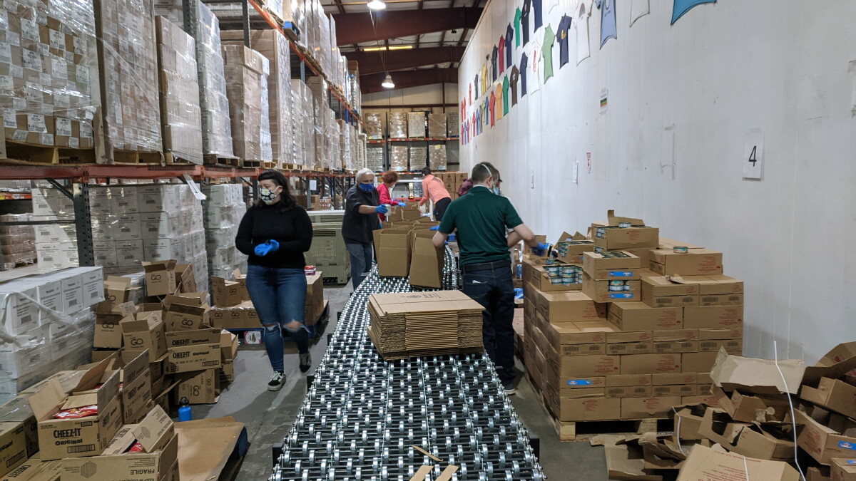 Volunteers pack thousands of snack bags to fight summertime hunger - Vimarsana News