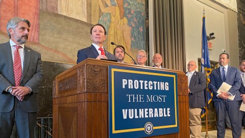 El gobernador de Luisiana Jeff Landry anuncia un programa nuevo para proveer beneficios de SNAP para algunos receptores en Luisiana durante el cierre del gobierno federal en el capitolio de Luisiana en Baton Rouge el miércoles 29 de octubre. Landry se reunió con (de izquierda a derecha) el presidente del Senado de Luisiana, Cameron Henry; el presidente de la Cámara de Representantes de Luisiana, Phillip DeVillier; el representante federal Mike Johnson (R-Pineville); el representante estatal Jack McFarland; el representante estatal Mike Bayham (R-Chalmette); y el jefe del Departamento de Salud de Luisiana, Bruce Greenstein.