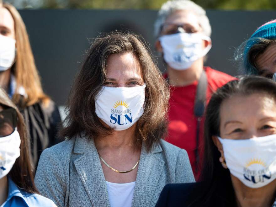 <em>Baltimore Sun</em> reporter Liz Bowie, center, has helped to lead an effort by Tribune Publishing's journalists to seek new owners for its papers and hold a hedge fund at bay.