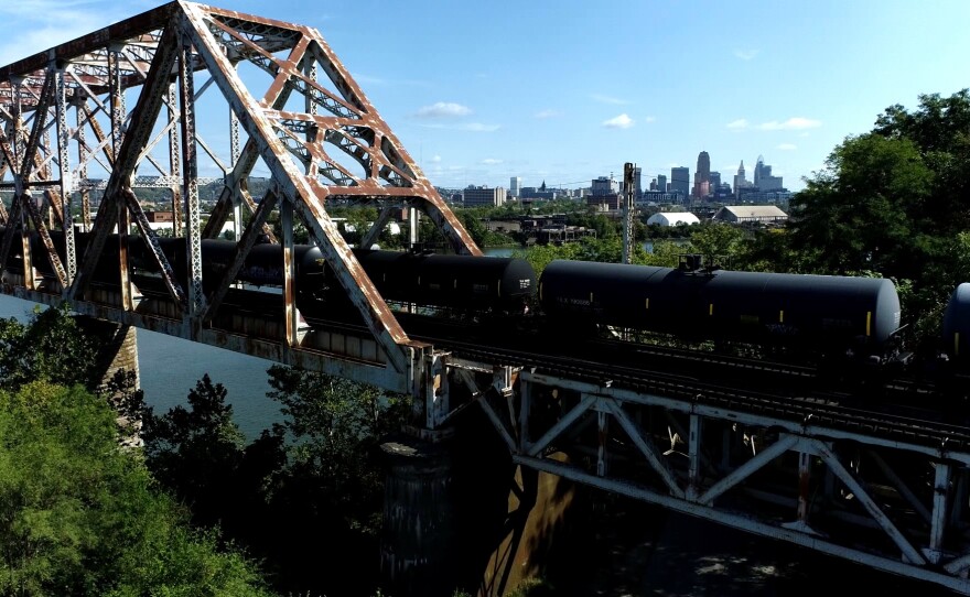 A train crossing the Cincinnati Southern Railway bridge over the Ohio River.