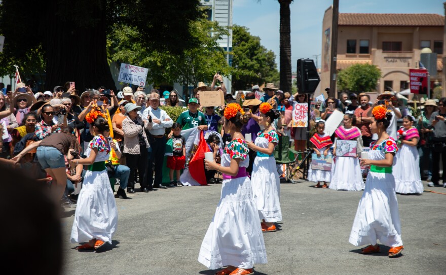 Estrellas de Esparanza and local ukulele groups both used music to protest.