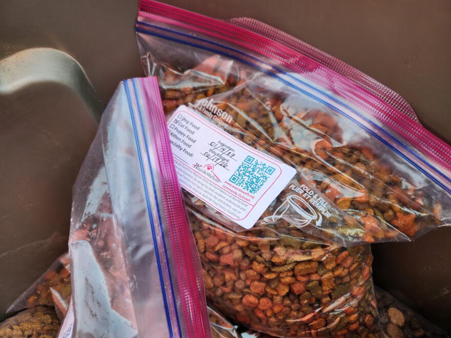 A ziploc bag full of cat food. 