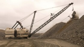 A coal shovel works at the Midway mine in Centertown, Kentucky. (Daniel R. Patmore/AP)