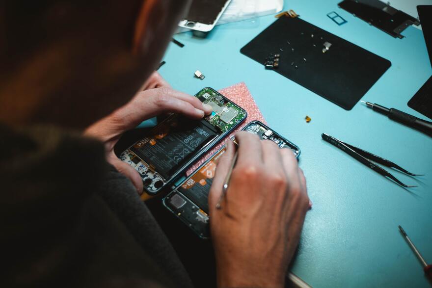 The Digital Fair Repair Act makes New York the first state in the nation to guarantee the right for consumers and independent repair shops to fix broken electronic devices.