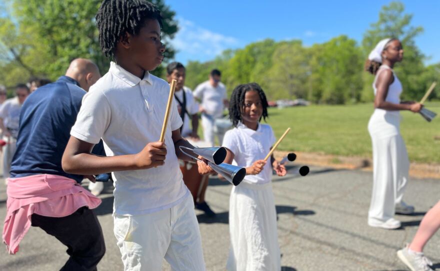 Kids playing instruments at the Lavagem Festival
