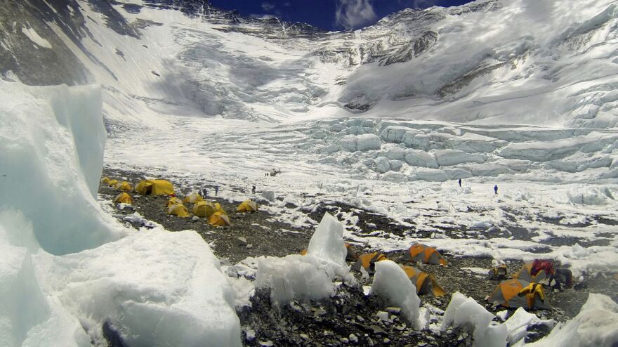Pasang Geljen Sherpa/AP