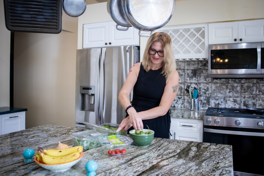 Mariessa Nelson prepara el almuerzo en su cocina el 23 de octubre de 2023.