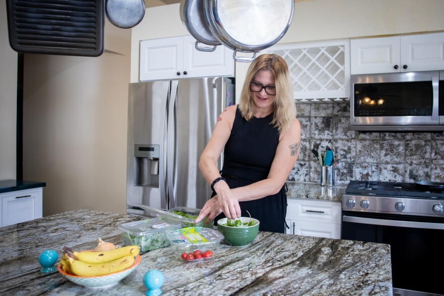 Mariessa Nelson prepara el almuerzo en su cocina el 23 de octubre de 2023. 