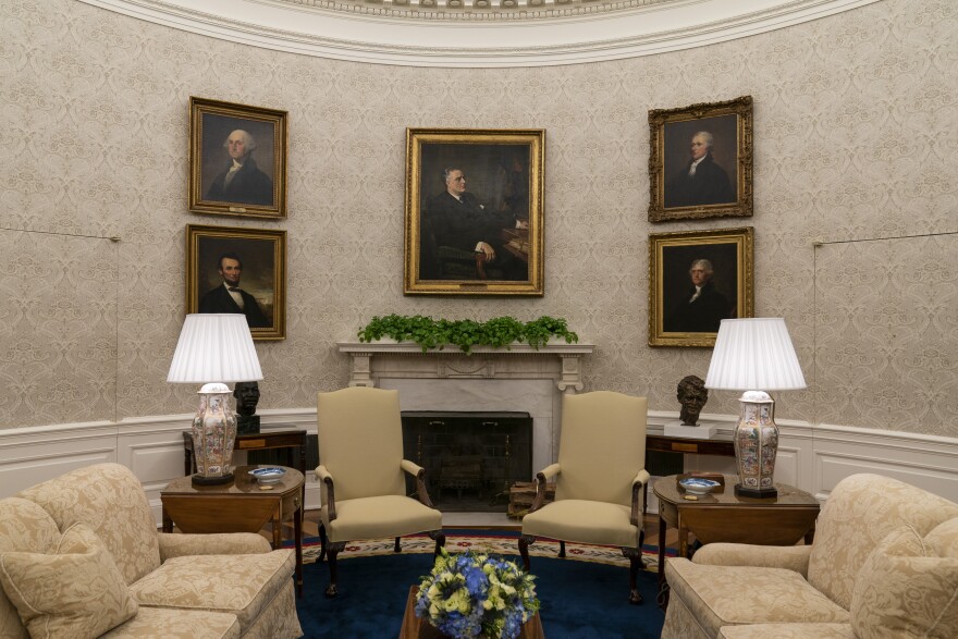 A portrait of Franklin Delano Roosevelt hangs above the Oval Office fireplace. Portraits clockwise from top left: George Washington, Alexander Hamilton, Thomas Jefferson and Abraham Lincoln. King's bust is to the left, a bust of Robert Kennedy is on the right.