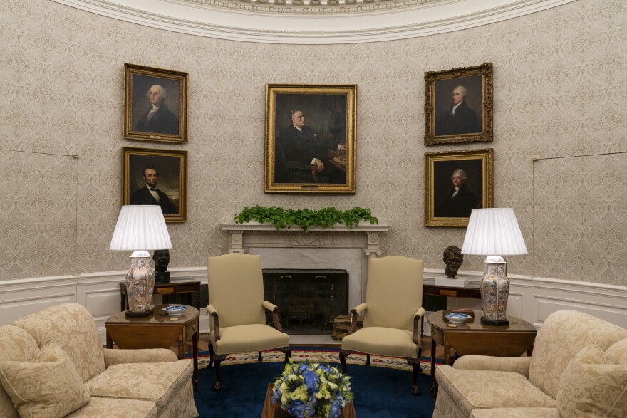 A portrait of Franklin D. Roosevelt hangs above the Oval Office fireplace. Portraits (clockwise from top left): George Washington, Alexander Hamilton, Thomas Jefferson and Abraham Lincoln. Martin Luther King Jr.'s bust is to the left; a bust of Robert Kennedy is on the right.