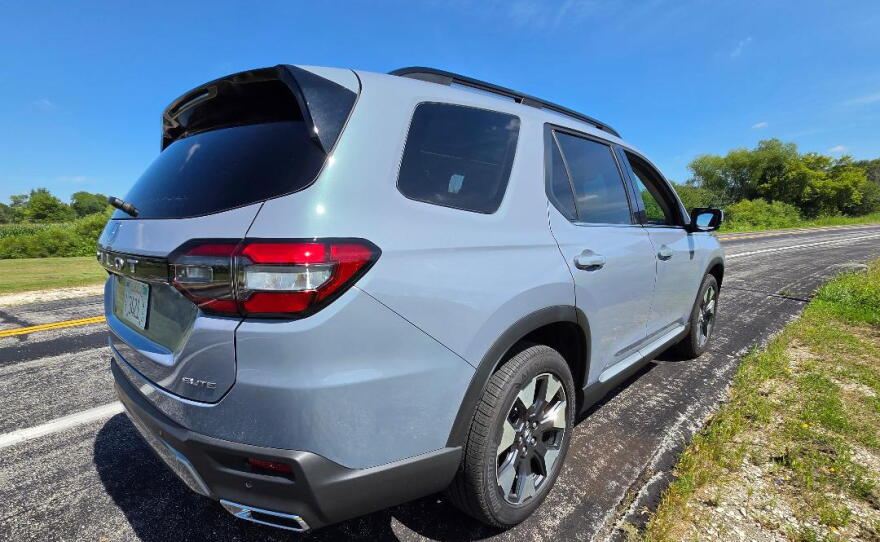 2026 Honda Pilot AWD Elite right rear