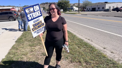 United Steelworkers union member Aven Benner strikes in front of the union hall in Columbus Thursday morning.