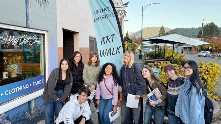 Students on a sidewalk in Oakridge.