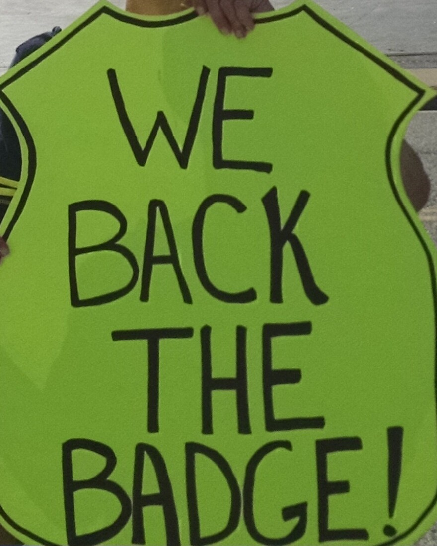 A police supporter holds up a sign supporting Ferguson police in March 2015.