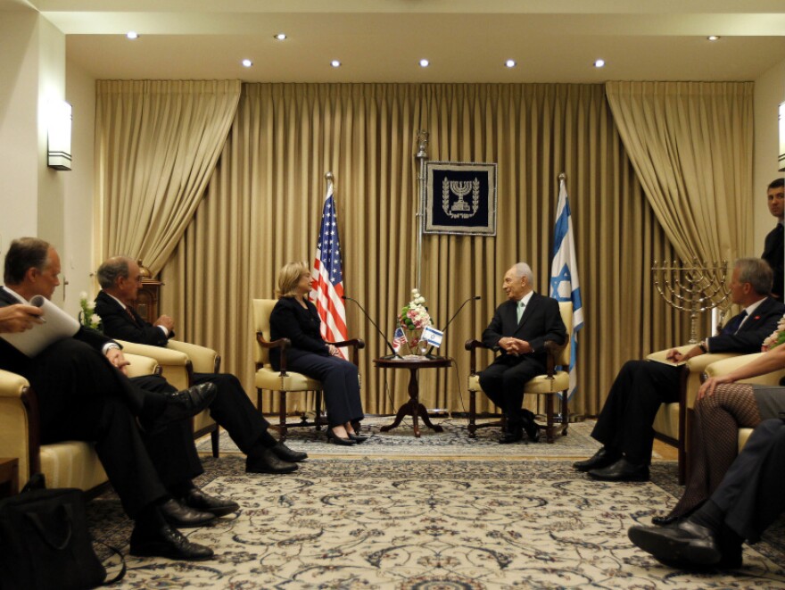 U.S. Secretary of State Hillary Clinton met with Israeli President Shimon Peres on Wednesday at the Beit Hanassi presidential residence in Jerusalem.