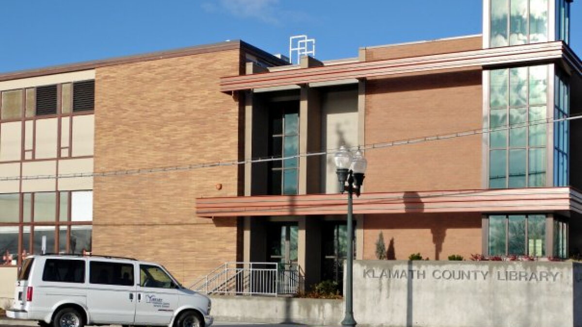 Klamath commissioners order library to stop book group over worries of political endorsements - Vimarsana News