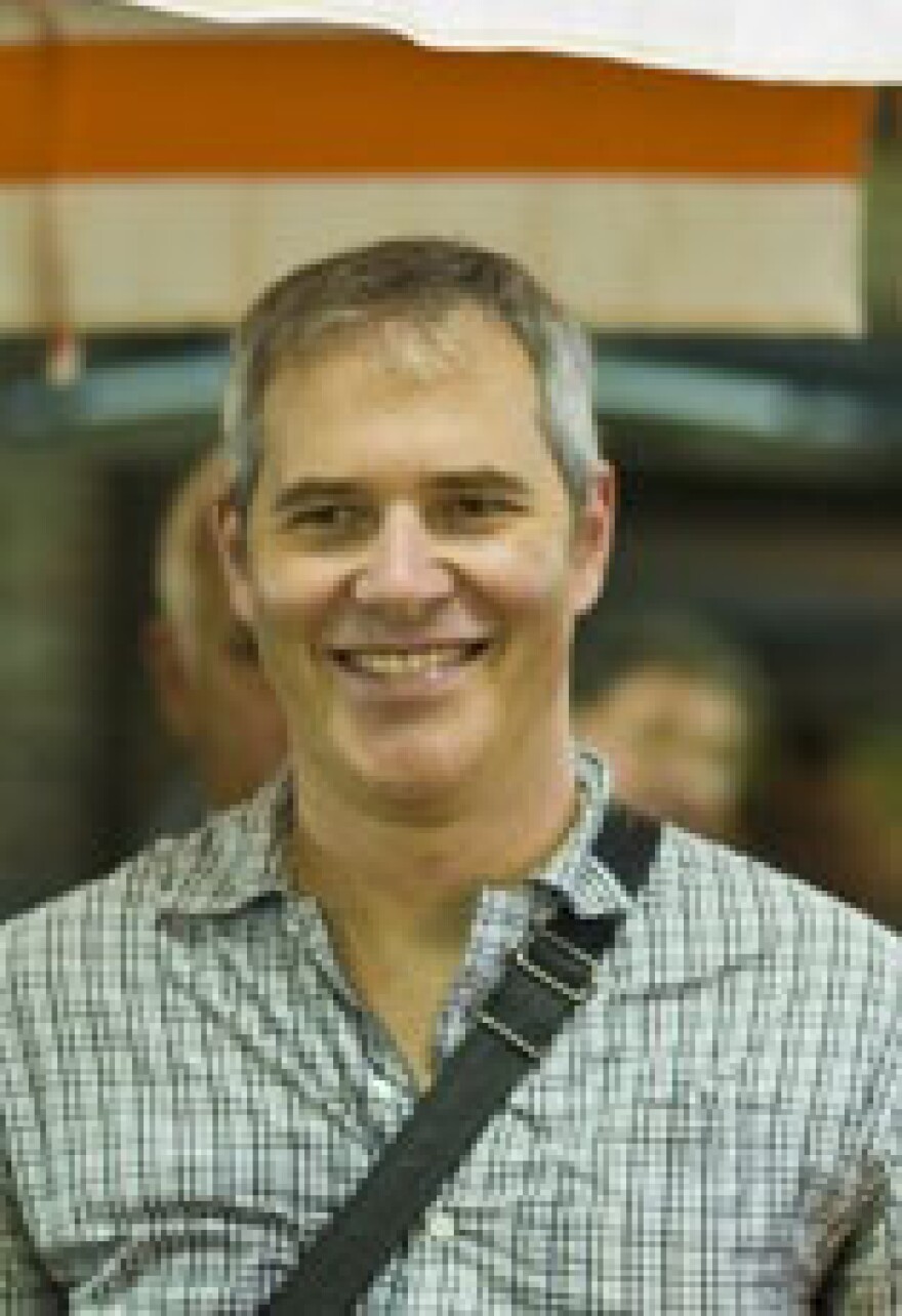 Farmers Market Minute host Richard McCarthy spotted in one of our city's farmers markets.