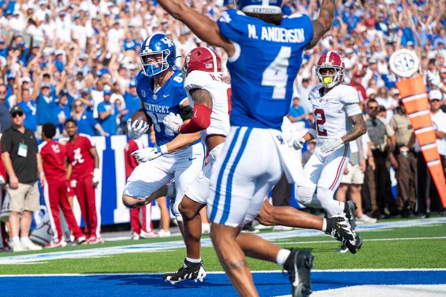 Kentucky tight end Henry Boyer (87) scores a touchdown against Alabama during the first half of an NCAA college football game, Saturday, Sept. 12, 2026, in Lexington, Ky. (AP Photo/Tony Wagner)