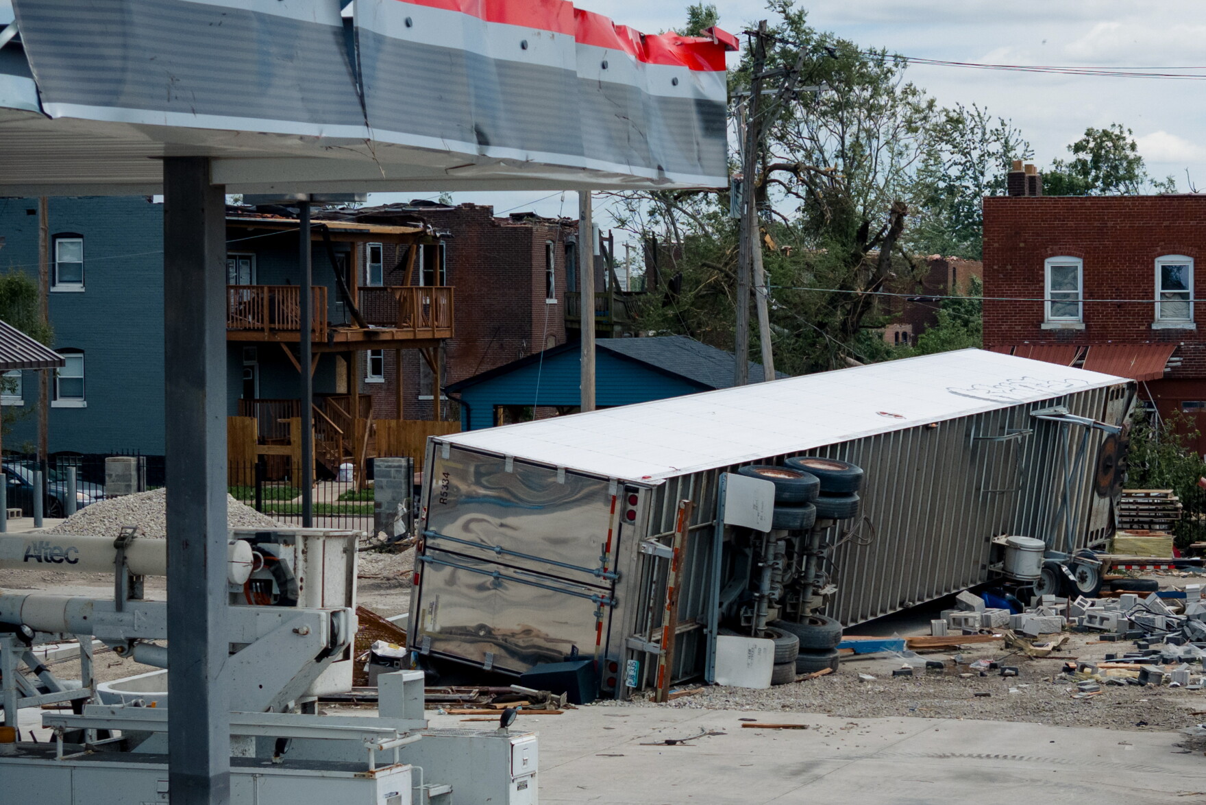 Photos: St. Louis begins recovery after a powerful tornado ripped ...