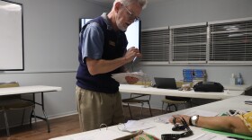Estudiantes participan en una dinámica interactiva mientras Porter Horne reparte tarjetas con preguntas y respuestas para practicar durante la clase de ciudadanía en Creekside Community Church el 12 de febrero de 2026. Foto por: Candy Fontana Verde.