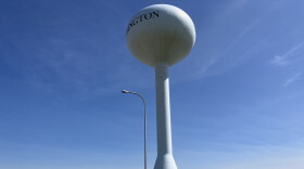 The Washington City Council changed its collective mind Monday, voting to approve a contract for the low bidder to paint one of the city's two water towers.
