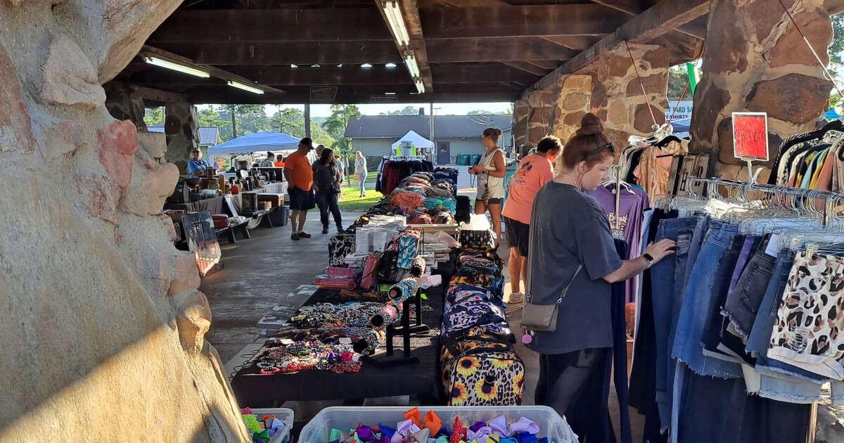 World’s Longest Yard Sale blows through Alabama Alabama Public Radio