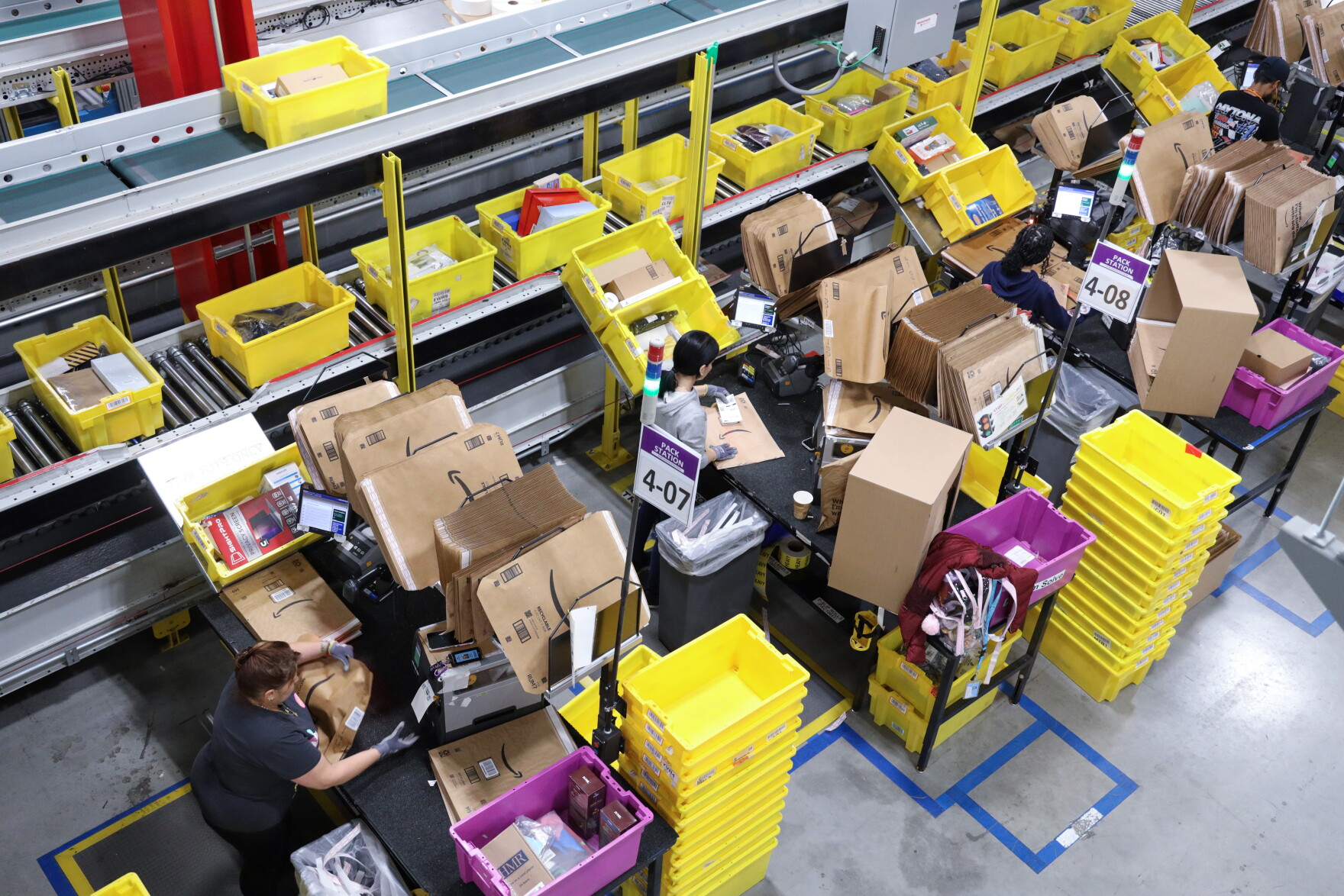 Thousands of robots are helping fulfill holiday wishes in Gates | WXXI News