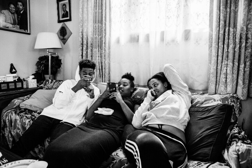 Dasani Watkins relaxes with her siblings Devon Marshall and Elizabeth Marshall in 2017.