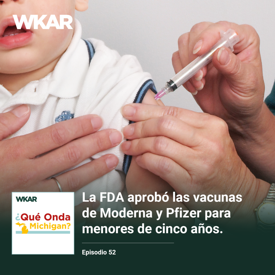 En la imagen se puede observar a un bebe de color piel blanca recibiendo una inyeccion.  En el lado inferior de la imagen esta el logo de Que Onda Michigan sobre un fondo blanco. En la parte derecha las siguientes palabras estan escritas: "La FDA aprobó las vacunas de Moderna y Pfizer para menores de cinco años "  y "Episodio 52". 