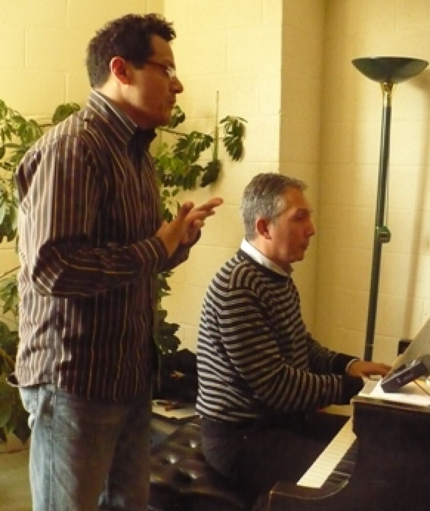 Genaro Mendez and Julio Alexis Munoz rehearse Del Cabello Mas Sutil by Fernando Obradors. Photo by Sylvia Maria Gross / KCUR.