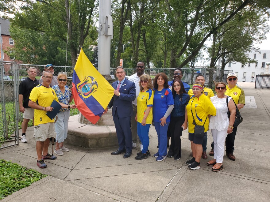 La bandera ecuatoriana se iza frente al Ayuntamiento de Springfield cada 10 de agosto para conmemorar la independencia del país y celebrar a los ecuatorianos que viven en la ciudad.