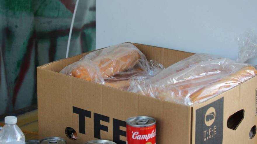 Imagen de parte de las donaciones para el refrigerador comunitario. Foto por: Maria Sofia Rodriguez.