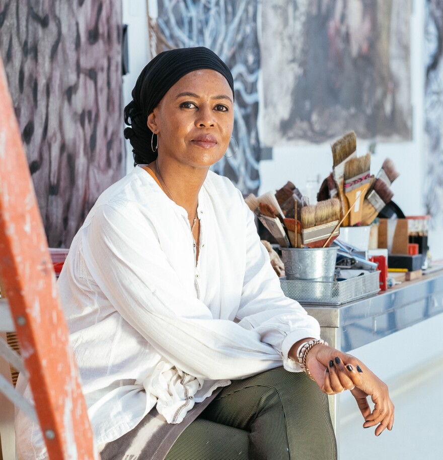 Wangechi Mutu w swoim studio w Nairobi w Kenii.  Artystka, której prace prezentowane są na wystawie w New Museum w Nowym Jorku, dzieli swój czas między Nairobi i Brooklyn.