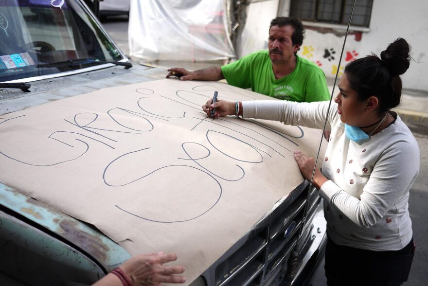 Friends and family in Mexico City write a thank you to people in Seattle who contributed to the earthquake victims. (Liz Jones/KUOW)
